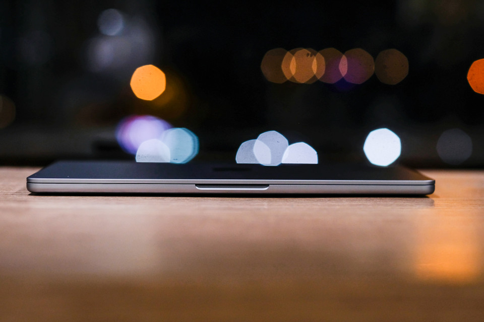 Bên cạnh đó, toàn bộ phần khung viền đều được gia công từ chất liệu hợp kim tái chế nên MacBook Air M2 2022 có khối lượng rất nhẹ, chỉ 1,22 kg cùng độ dày 11,3 mm, mỏng và nhẹ hơn khá nhiều so với thế hệ tiền nhiệm (MacBook Air M1 2020 có khối lượng 1,29 kg và dày 16,1 mm). (Ảnh: PV/Vietnam+)