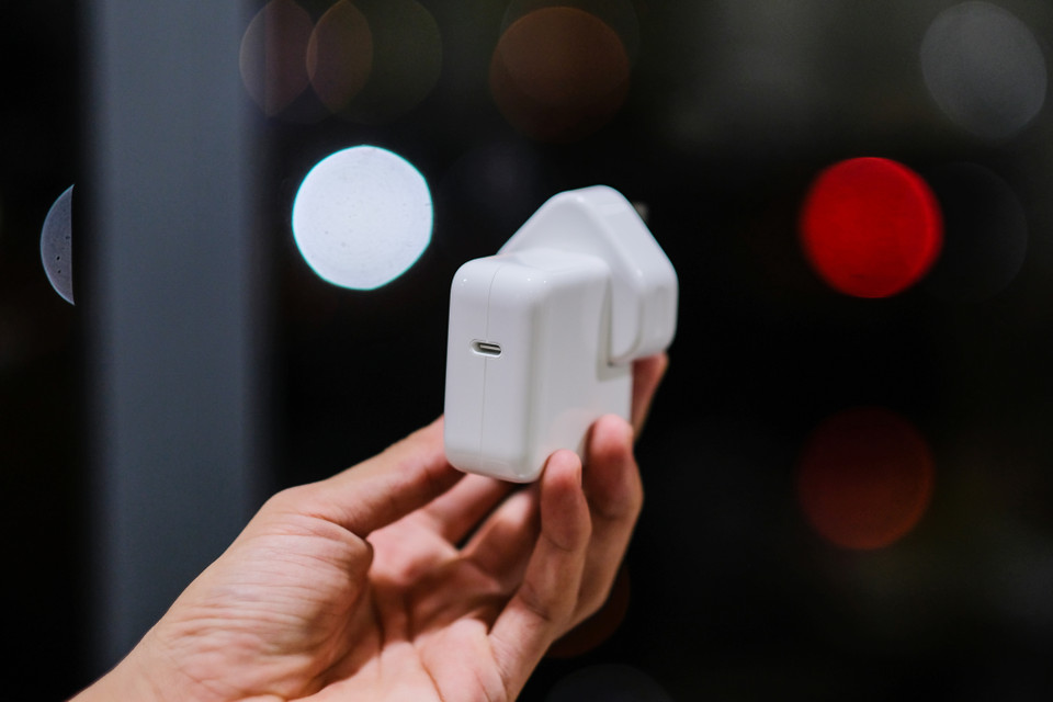 Củ sạc của MacBook Air M2 2022. (Ảnh: PV/Vietnam+)