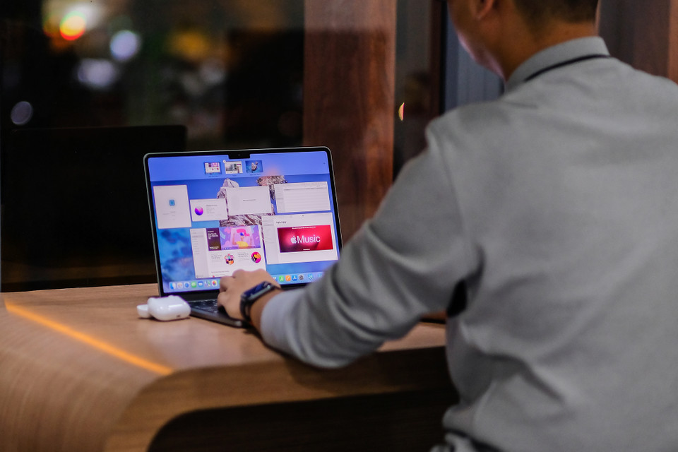 Theo đại diện CellphoneS, MacBook Air M2 có mức giá niêm yết từ 32,99 triệu đồng sẽ tiệm cận với phân khúc MacBook Pro nhiều hơn. Cùng với đó, trong thời gian tới Apple vẫn sẽ duy trì bán song song MacBook Air M1 và M2. (Ảnh: PV/Vietnam+)