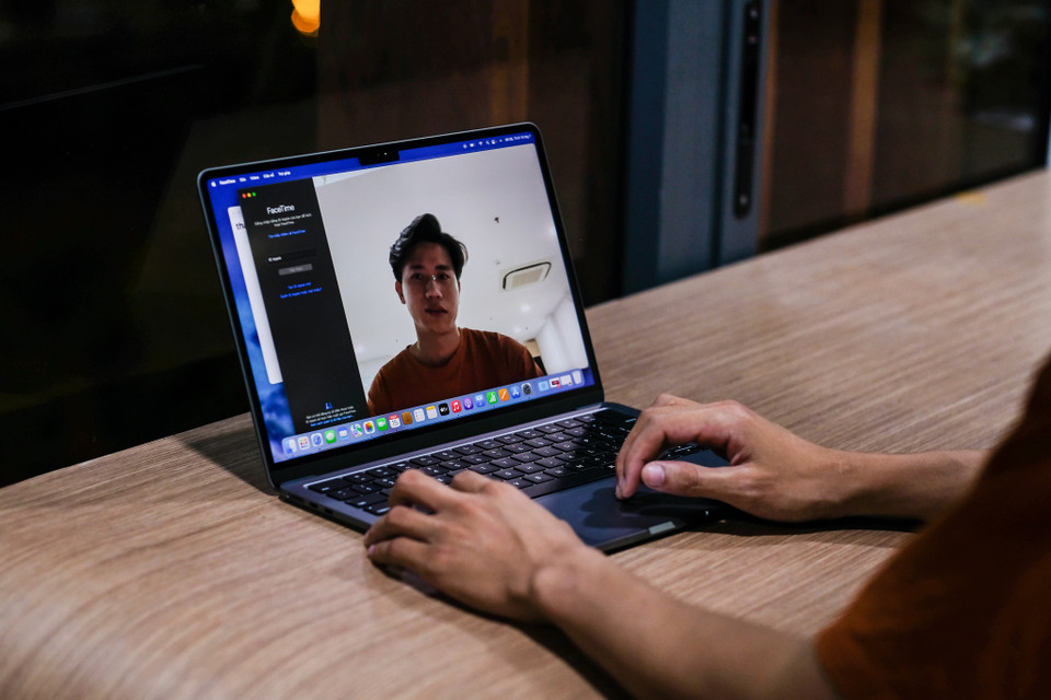 Máy có phần Notch nhằm chứa camera 1080p nhưng lại không đi kèm tính năng FaceID và nhiệm vụ mở khóa vẫn thuộc về Touch ID trên bàn phím. (Ảnh: PV/Vietnam+)