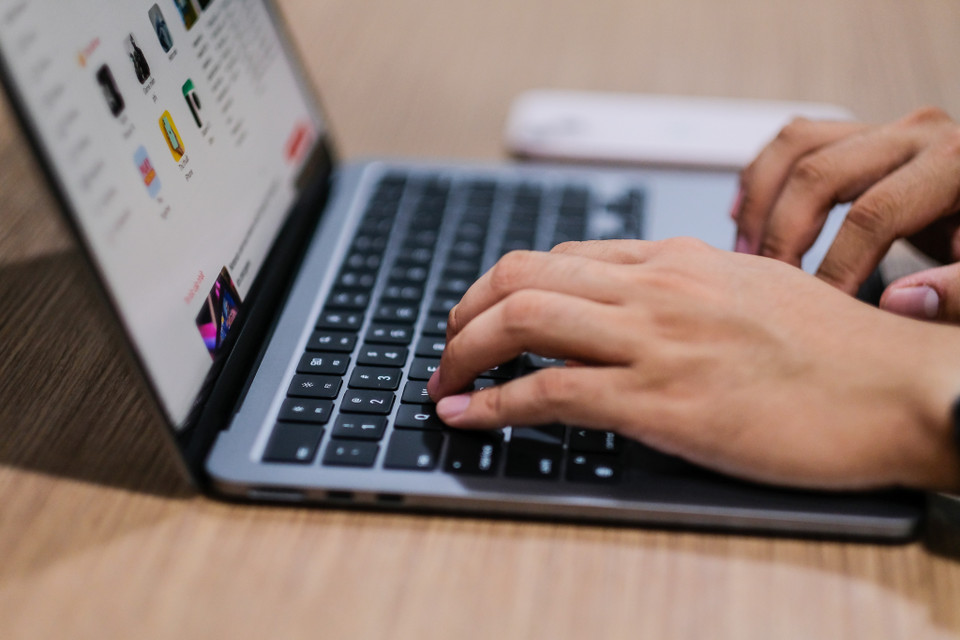 MacBook Air M2 2022 được cung cấp hiệu năng từ con chip Apple M2 và cũng là một trong hai thiết bị đầu tiên của hãng hoạt động trên nền tảng vi xử lý này. Đây là con chip được sản xuất trên tiến trình 5 nm thế hệ mới cùng với việc sở hữu 8 nhân xử lý riêng biệt với 4 nhân hiệu suất cao và 4 nhân tiết kiệm điện, nhờ vậy mà máy sẽ có sự cân bằng tốt hơn giữa hiệu suất và thời lượng pin. (Ảnh: PV/Vietnam+)