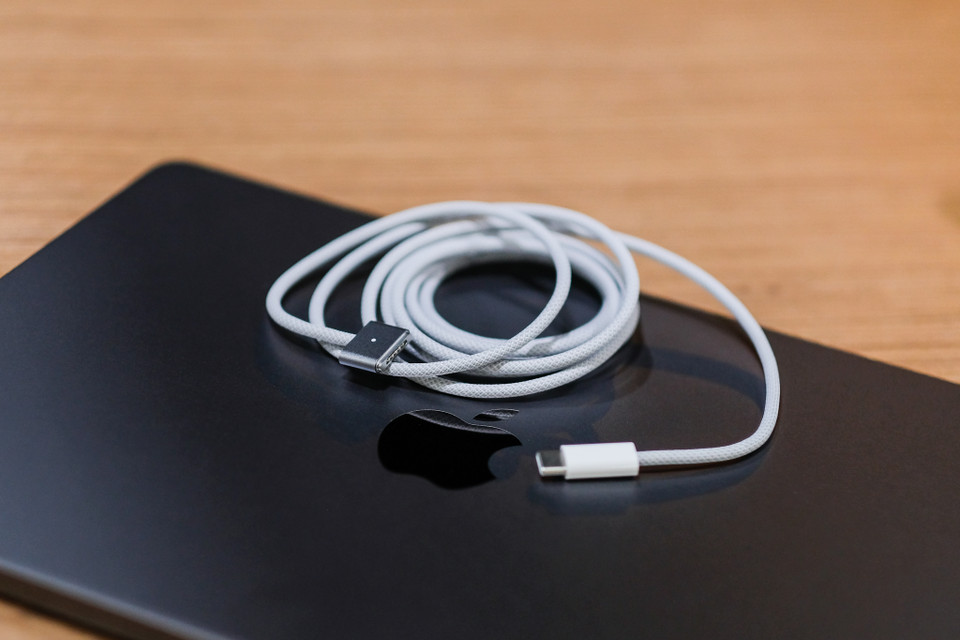 Apple cũng 'hồi sinh' cổng sạc MagSafe trên thiết bị sau 7 năm vắng bóng trên dòng sản phẩm này. (Ảnh: PV/Vietnam+)