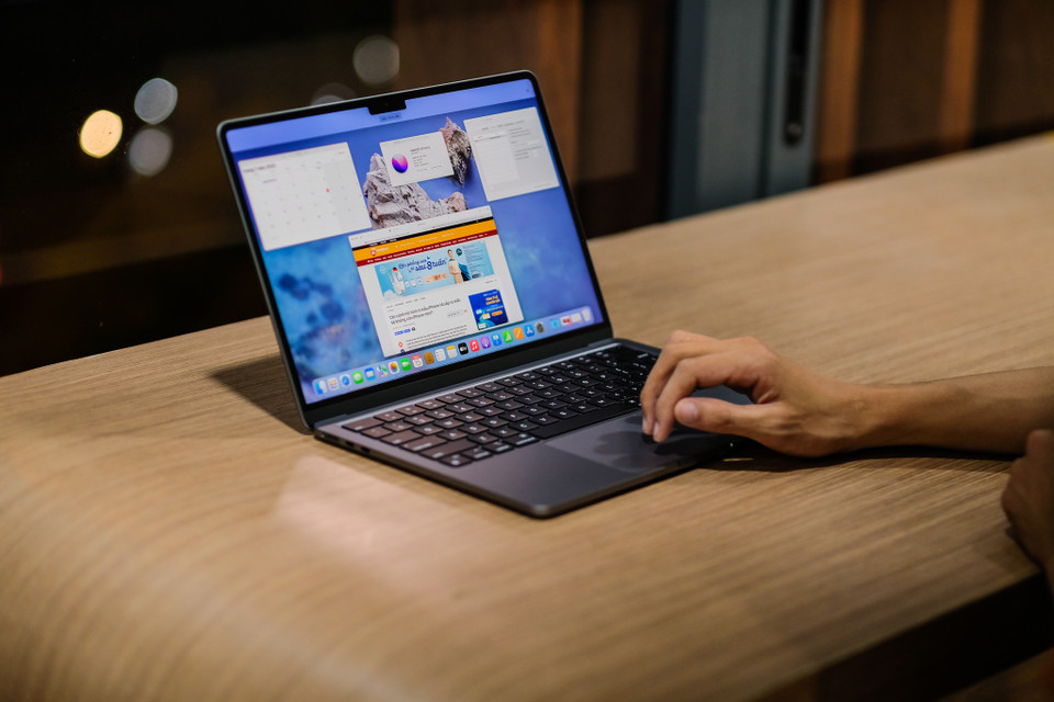 Về khả năng hiển thị, MacBook Air M2 2022 có kích thước màn hình lớn hơn 13,6 inch và cho độ sáng hơn 25% so với thế hệ tiền nhiệm. (Ảnh: PV/Vietnam+)