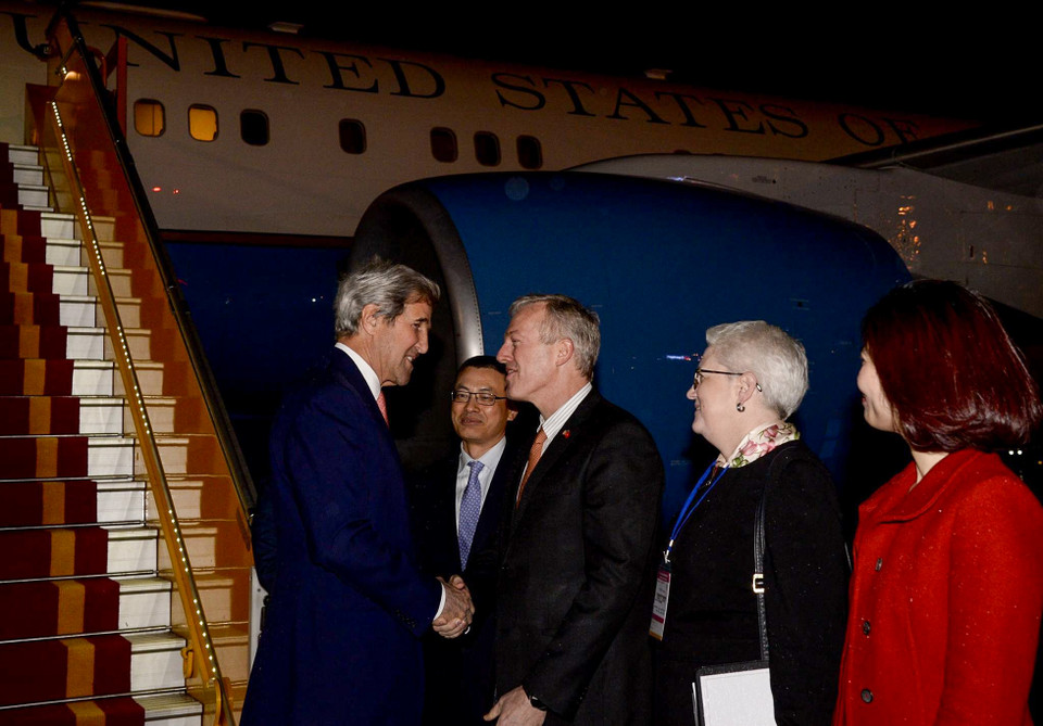 Ngài Ted Osius, Đại sứ Mỹ tại Việt Nam đã có mặt tại sân bay để chào đón Ngoại trưởng John Kerry. (Ảnh: Đại sứ quán Mỹ tại Việt Nam). 