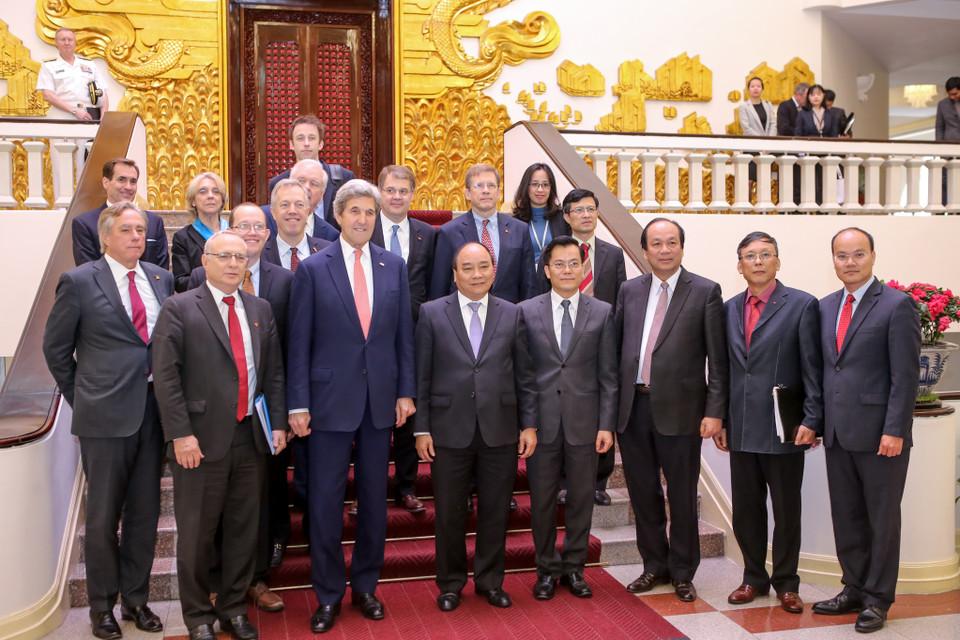 Ngày 14/1, Ngoại trưởng Kerry sẽ thăm Cà Mau, thảo luận với giới chuyên gia địa phương về những vấn đề môi trường đang ảnh hưởng đến khu vực và cách thức hai nước có thể bắt tay phát triển năng lượng thay thế và cơ sở hạ tầng bền vững, quản lý nước và nguồn lực sinh thái một cách thông minh. (Ảnh: Minh Sơn/Vietnam+) Ông John Kerry từng tham gia chiến tranh ở Việt Nam sau khi tốt nghiệp Đại học Yale vào năm 1966. Sau khi về nước, ông tham gia nhóm Cựu binh Việt Nam phản đối chiến tranh, một trong những tổ chức theo tinh thần phản chiến nổi bật ở Mỹ thời bấy giờ. Năm 1995, Tổng thống Bill Clinton chính thức tuyên bố bình thường quan hệ với Việt Nam. Các ông Kerry và John McCain, tuy thuộc hai đảng đối lập, cùng xuất hiện bên cạnh Tổng thống Clinton trong khoảnh khắc lịch sử của quan hệ Việt - Mỹ.