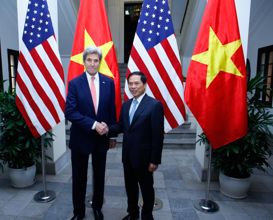 Sáng 13/1, Ngài John Kerry đã có cuộc hội đàm với Thứ trưởng thường trực Bộ Ngoại giao Bùi Thanh Sơn tại Hà Nội. (Ảnh: Minh Sơn/Vietnam+)