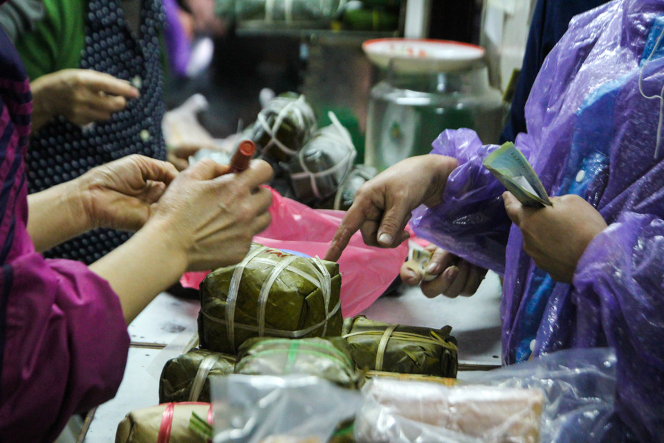 Bánh chưng có giá từ 50 ngàn/chiếc. Giò chả từ 180-200 ngàn đồng/cân. (Ảnh: Minh Sơn/Vietnam+)