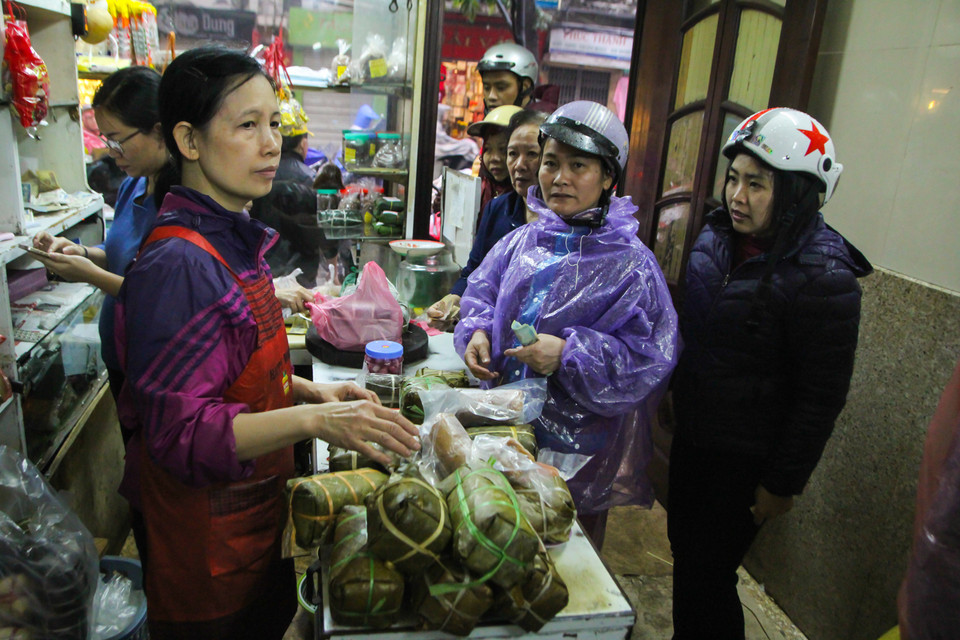 Bên trong cửa hàng vài chục mét vuông, luôn tấp nập người ra kẻ vào. (Ảnh: Minh Sơn/Vietnam+)