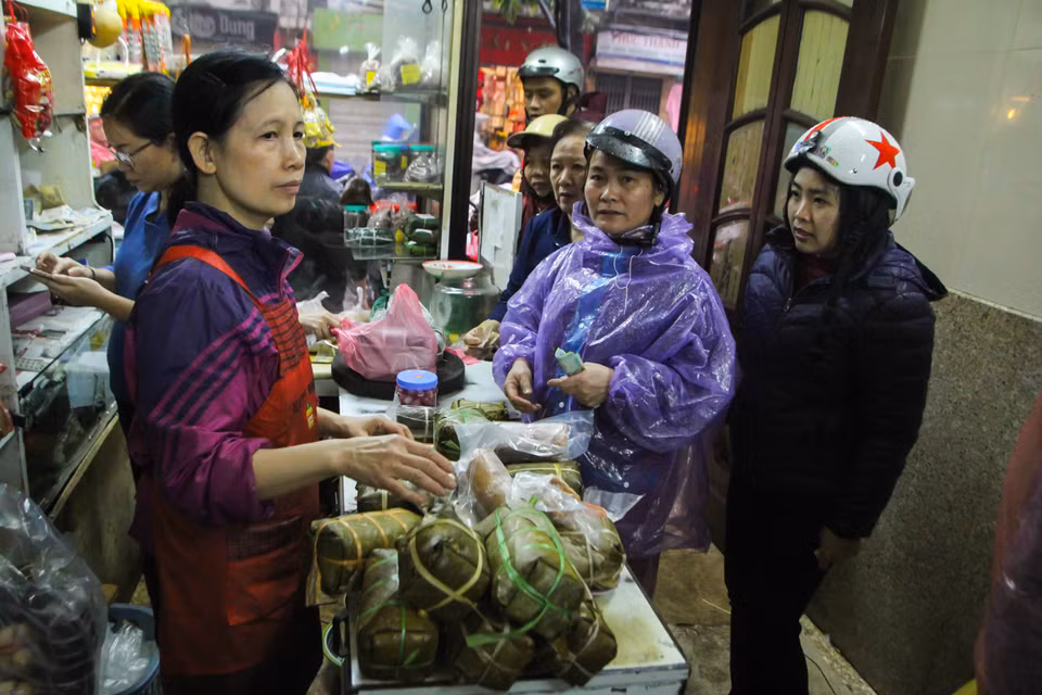 Bên trong cửa hàng vài chục mét vuông, luôn tấp nập người ra kẻ vào. (Ảnh: Minh Sơn/Vietnam+)