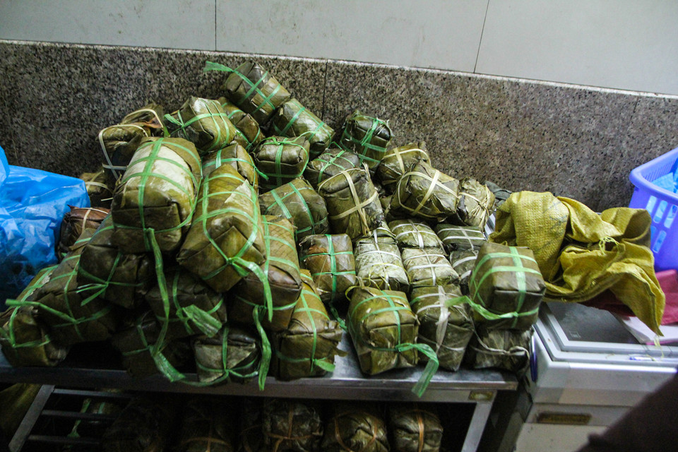 Giò đổ đống trên bàn nhưng nếu không xếp hàng đặt trước sẽ không còn để bán. (Ảnh: Minh Sơn/Vietnam+)