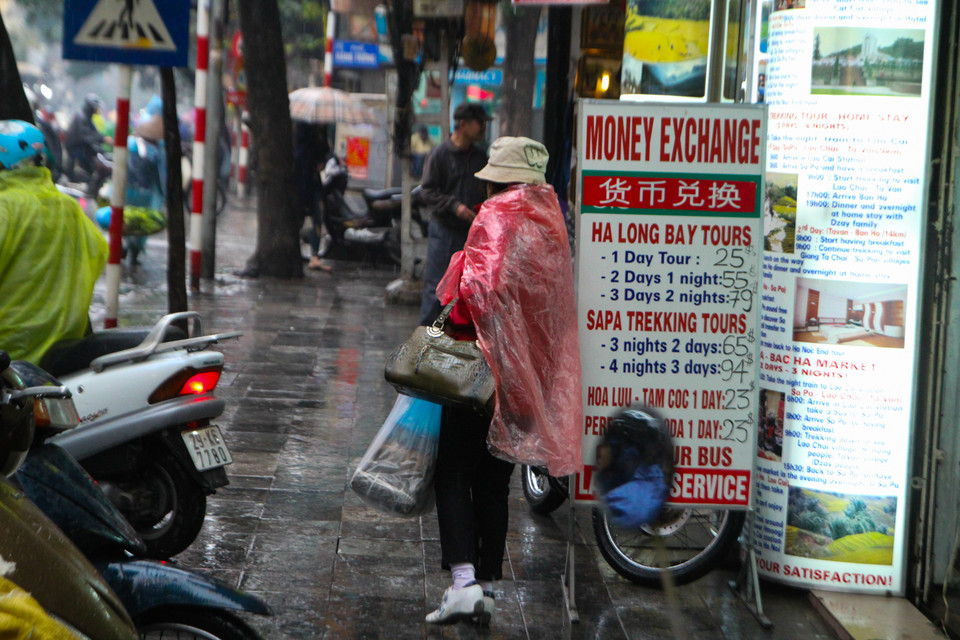 Vất vả để mua được hàng rồi lại vội vã, hối hả xách đi ngay trong những ngày cuối năm âm lịch bận rộn. (Ảnh: Minh Sơn/Vietnam+)