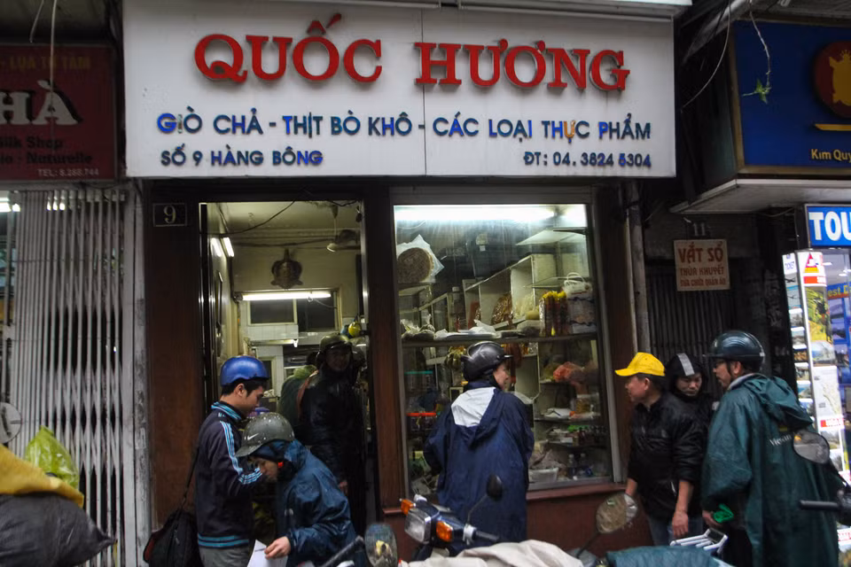 Ngày đi làm cuối cùng của người lao động trước khi nghỉ Tết, nhiều người dân đã tranh thủ đi mua từ sáng sớm. (Ảnh: Minh Sơn/Vietnam+)