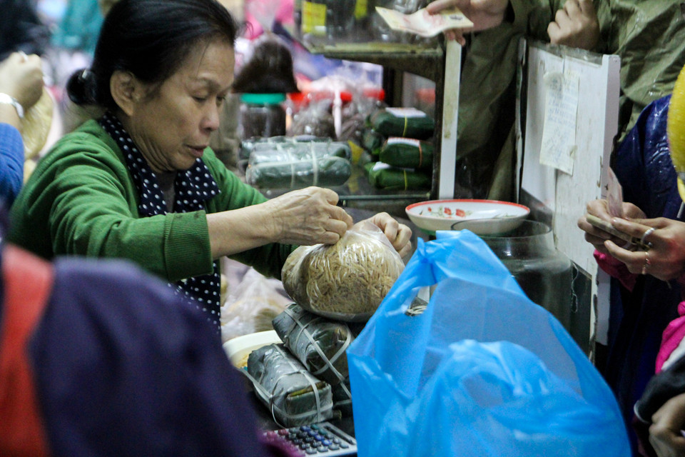 Chủ cửa hàng này chia sẻ, vào ngày cao điểm cô có thể bán nửa tiếng hết 1 tạ bánh, giò các loại. (Ảnh: Minh Sơn/Vietnam+)