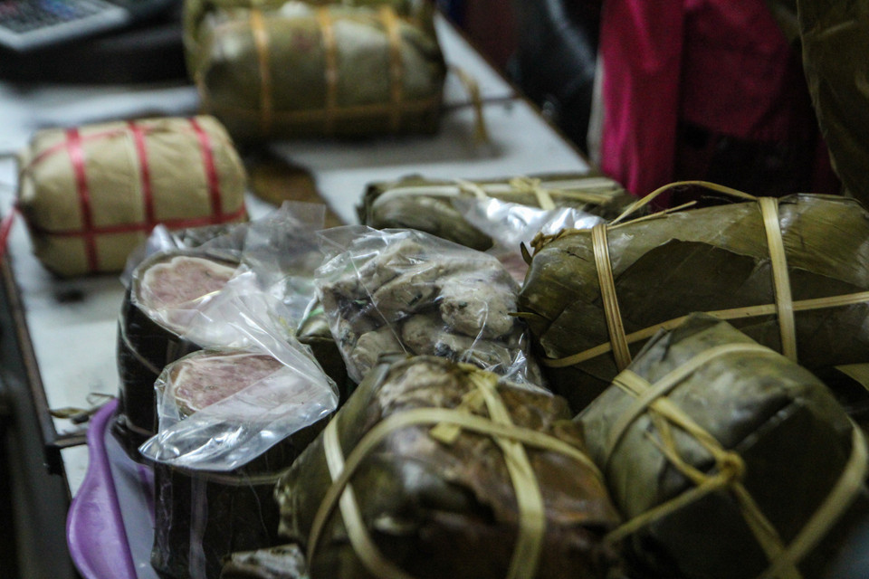 Bánh chưng, giò chả của hàng được người dân ưa thích vì ngon. 'Tôi năm nào cũng phải ra đây mua bánh chưng chứ không dám mua hàng khác, quen rồi!' bác Lâm, một người dân phố cổ chia sẻ. (Ảnh: Minh Sơn/Vietnam+)