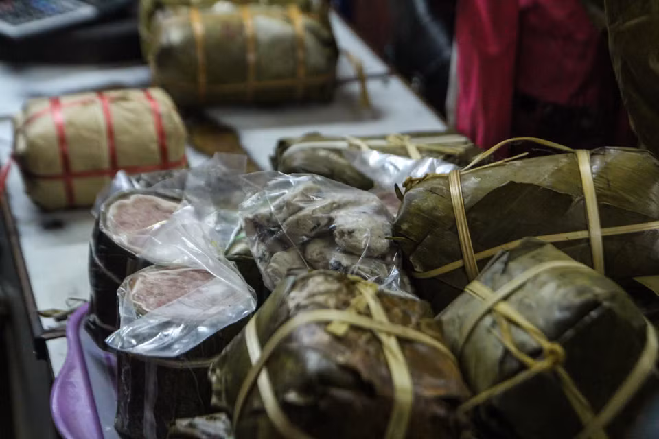 Bánh chưng, giò chả của hàng được người dân ưa thích vì ngon. 'Tôi năm nào cũng phải ra đây mua bánh chưng chứ không dám mua hàng khác, quen rồi!' bác Lâm, một người dân phố cổ chia sẻ. (Ảnh: Minh Sơn/Vietnam+)