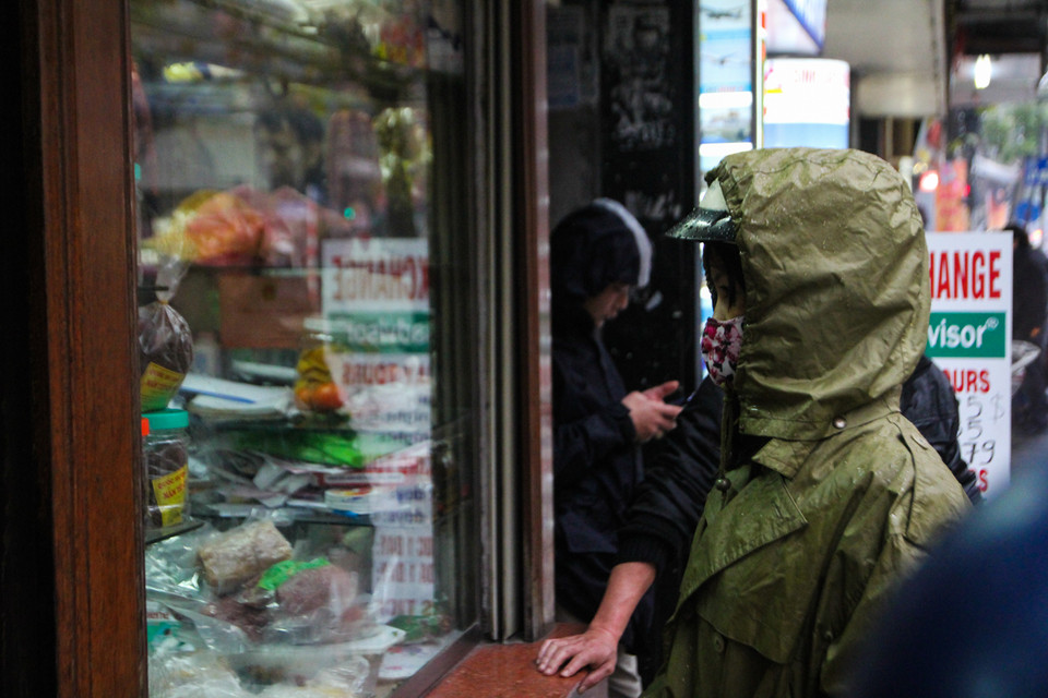 Một người dân chia sẻ, chị nghe mọi người kháo nhau bánh chưng, giò chả ở đây ngon nên năm nay đi mua thử xem như thế nào. Chị đặt mua hơn 6 cân giò với chục cái bánh chưng, đợi gần một tiếng vẫn chưa có hàng. (Ảnh: Minh Sơn/Vietnam+)