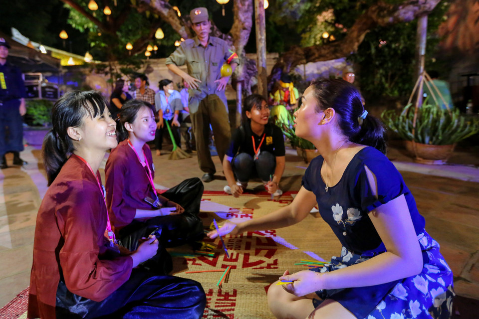 Những trò chơi gợi nhớ về những ký ức như: nu na nu nống, ô ăn quan, bắn bi, rồng rắn lên mây, nhảy dây... cũng được tái hiện tại chương trình. (Ảnh: Minh Sơn/Vietnam+)