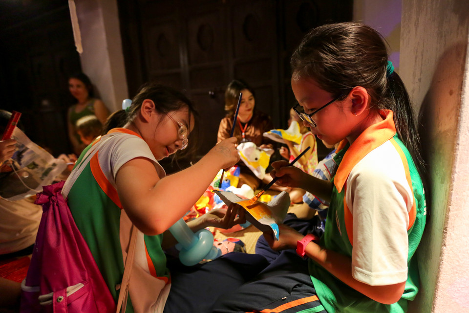 Nhiều người dân Thủ đô đến lễ hội này để muốn tìm lại một mảnh ký ức, để hưởng cái không khí Trung thu đậm chất Hà thành xưa thay vì sự ồn ào chen chúc nơi công cộng. (Ảnh: Minh Sơn/Vietnam+)