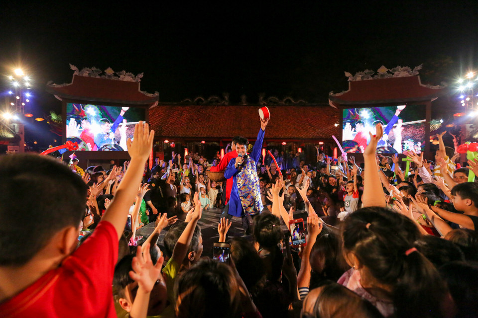 Nghệ sỹ Xuân Bắc và Tự Long xuất hiện đầy bất ngờ và nhận được sự cổ vũ đầy nhiệt tình của các em nhỏ. (Ảnh: Minh Sơn/Vietnam+)