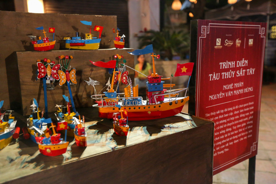 Những chiếc tàu thủy bằng sắt gia nhập 'đại gia đình' đồ chơi Trung thu đã lâu và dần trở thành một món đồ không thể thiếu mỗi dịp Tết thiếu nhi về. (Ảnh: Minh Sơn/Vietnam+)