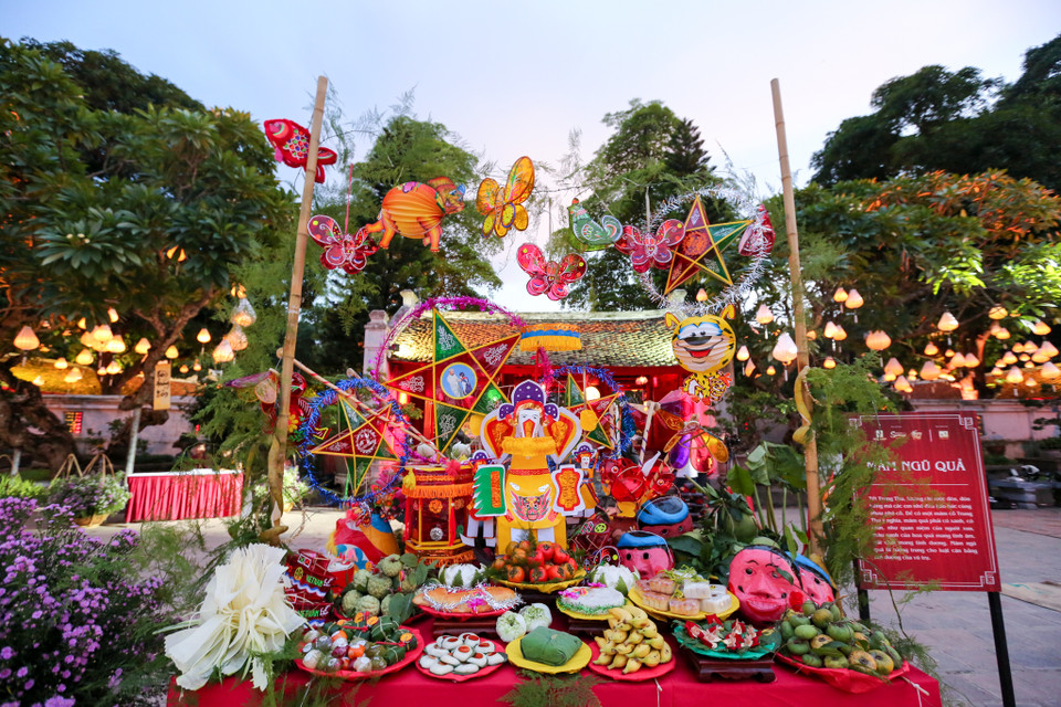 Chương trình là một sự giao thoa hoàn hảo giữa không gian Tết Trung thu xưa với cách thể hiện mới lạ, đặc sắc thu hút người tham dự. (Ảnh: Minh Sơn/Vietnam+)