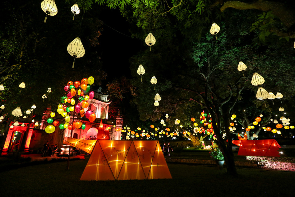 Đây là đêm đầu tiên diễn ra với chủ đề 'Thu Tinh hoa'. Hai đêm tiêp theo sẽ diễn ra với chủ đề 'Thu Tương Ngộ' và 'Thu tuổi thơ'. (Ảnh: Minh Sơn/Vietnam+)