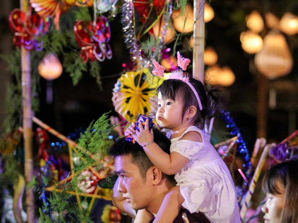 Không khí Trung thu ngập tràn cảm xúc ở khuôn viên Văn Miếu - Quốc Tử Giám chắc chắn sẽ trở thành một ký ức đẹp khó quên đối với người dân Hà Thành. (Ảnh: Minh Sơn/Vietnam+)