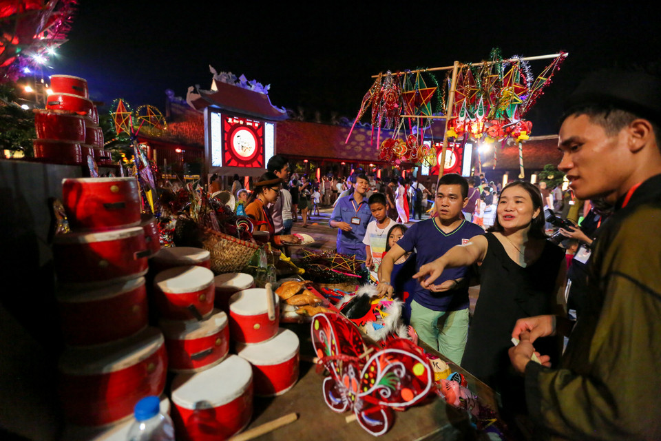 Nhiều người dân đến đây vừa muốn vui chơi vừa muốn thỏa mãn, sống lại những ký ức đẹp của một thời thơ ấu. (Ảnh: Minh Sơn/Vietnam+)