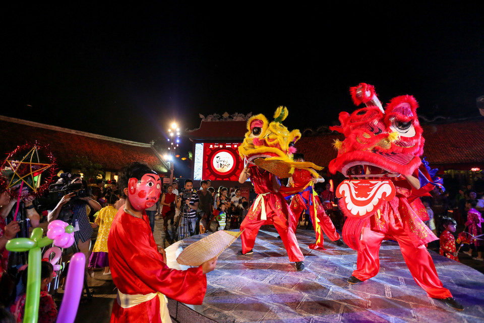 Chương trình là cơ hội để các thành viên gia đình ngồi lại với nhau trong một không gian mang tính giáo dục ngược dòng lịch sử, tìm về ngày Tết Trung thu xưa qua hồi ức, tư liệu của nhà nghiên cứu lịch sử Dương Trung Quốc, Tiến sĩ Nguyễn Nhã, nghệ nhân phục dựng Trịnh Bách. (Ảnh: Minh Sơn/Vietnam+)