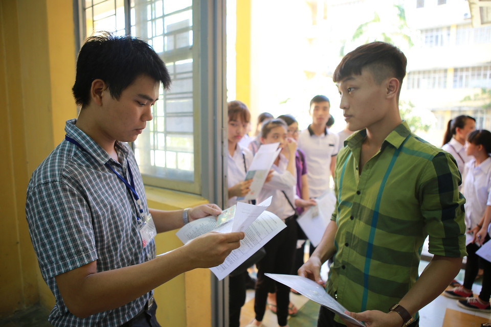 Trong ngày làm thủ tục dự thi, thí sinh cần lắng nghe các cán bộ coi thi hướng dẫn quy chế thi, các điều thí sinh được làm, không được làm, vật dụng được mang và không được mang vào phòng thi, cách xử lý khi có các sự cố phát sinh. (Ảnh: Minh Sơn/Vietnam+)