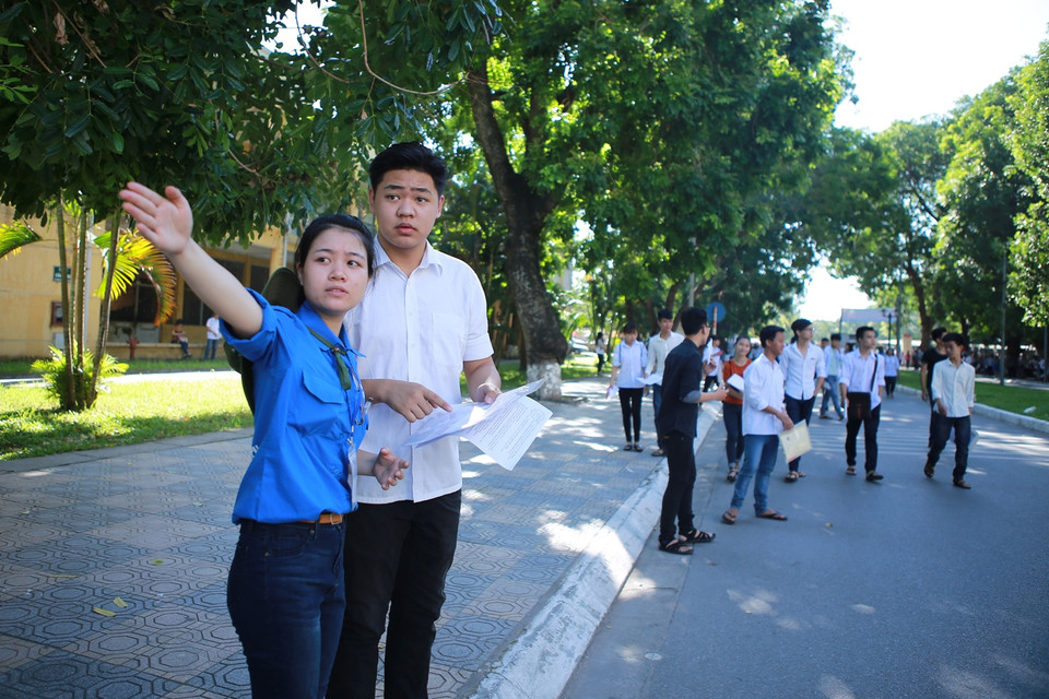 Ghi nhận tại điểm trường đại học Bách Khoa Hà Nội, ngay từ 6 giờ sáng, rất đông các thí sinh đã có mặt tại trường để làm thủ tục dự thi. (Ảnh: Minh Sơn/Vietnam+)