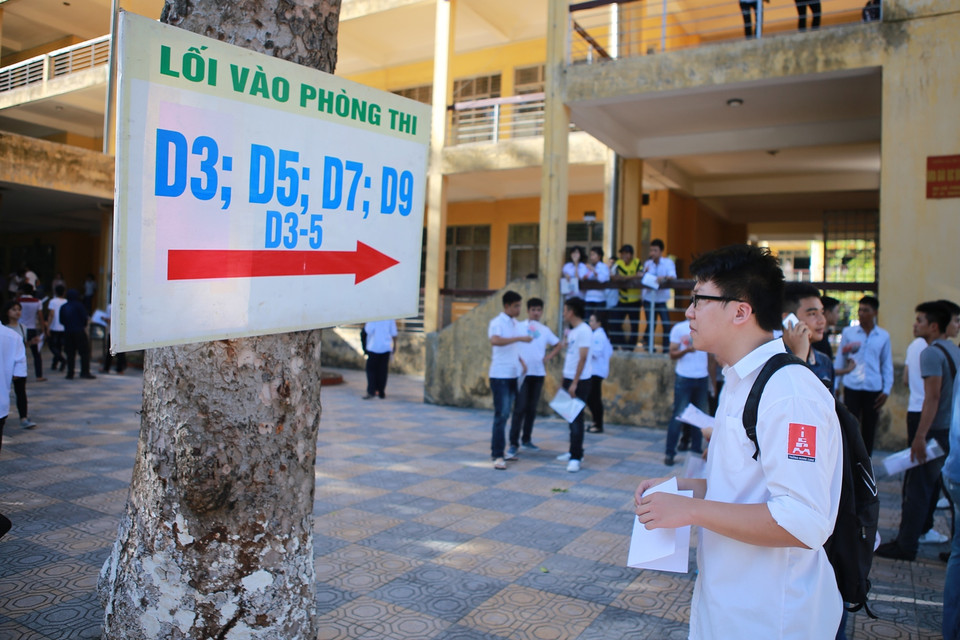 Trong đó, có hơn 279.000 thí sinh thi chỉ để xét tốt nghiệp, chiếm gần 28%. Hơn 725.000 thí sinh còn lại dự thi với 2 mục đích vừa xét tốt nghiệp và xét tuyển sinh đại học, cao đẳng, hoặc chỉ dự thi để xét vào các trường đại học, cao đẳng, chiếm 72%. (Ảnh: Minh Sơn/Vietnam+)
