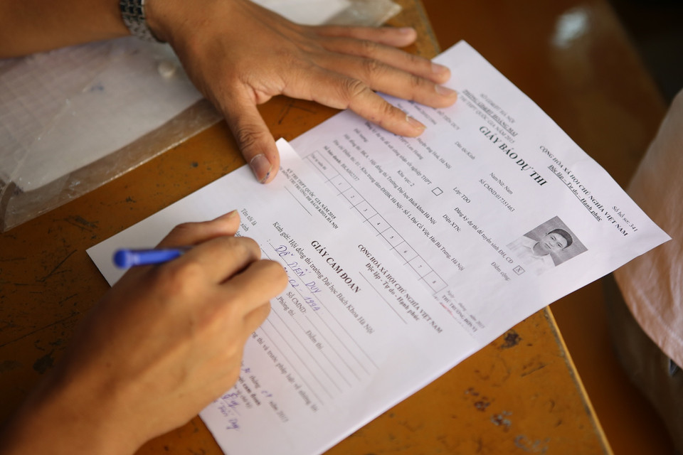 Đặc biệt, thí sinh cần rà soát kỹ các thông tin trên thẻ dự thi và kịp thời báo với cán bộ làm công tác thi các sai sót. (Ảnh: Minh Sơn/Vietnam+)