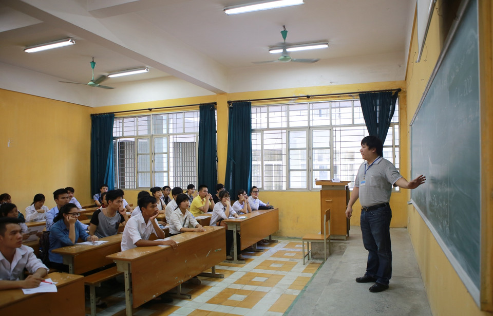 Thí sinh được nghe các cán bộ của hội đồng thi phổ biến quy chế thi. Thí sinh mang theo phiếu báo thi để nộp lại cho cán bộ phòng thi và nhận thẻ dự thi. (Ảnh: Minh Sơn/Vietnam+)