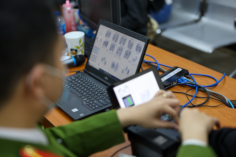 Bà Thực cũng cho biết vì thấy căn cước công dân mới gắn chip có nhiều tiện lợi, khi đi giao dịch không phải mang hộ khẩu, nhiều loại giấy tờ nên tranh thủ buổi tối ra làm thủ tục cấp. (Ảnh: Minh Sơn/Vietnam+)