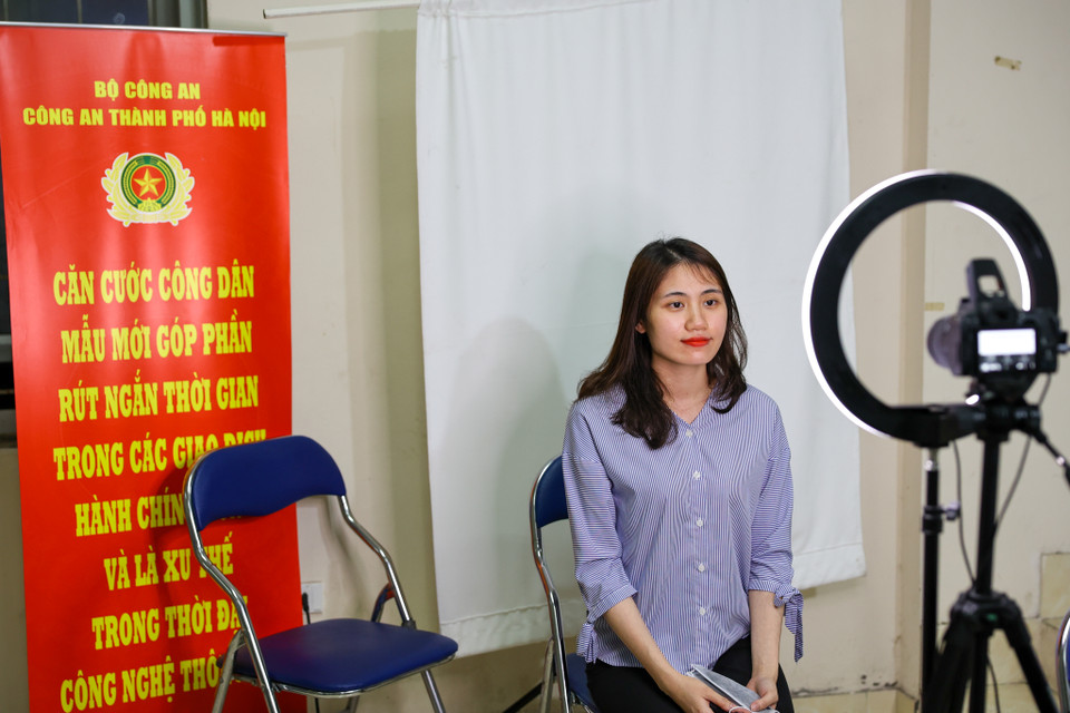Trong đó, tại Hà Nội sẽ có khoảng 6 triệu công dân từ 14 tuổi trở lên, đủ tiêu chuẩn sẽ được cấp căn cước công dân gắn chip và tiến tới thay đổi hoàn toàn loại căn cước công dân 9 số và 12 số hiện đang lưu hành. (Ảnh: Minh Sơn/Vietnam+)