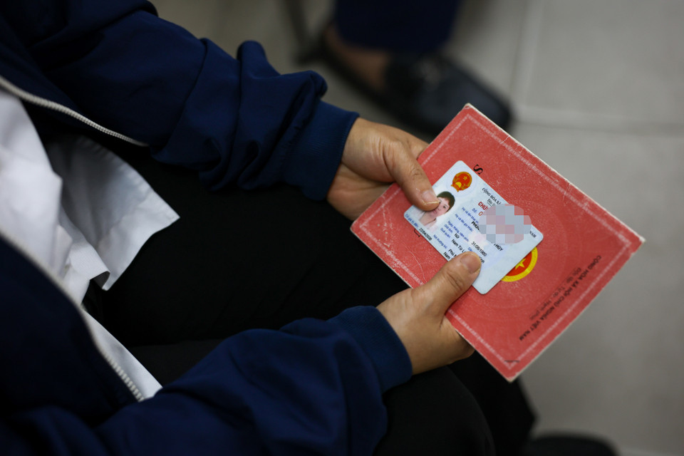 Mỗi tối có hàng trăm lượt người tới để đăng ký làm căn cước công dân. (Ảnh: Minh Sơn/Vietnam+)