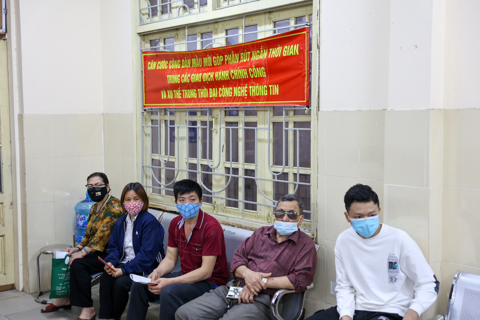 Ngoài lúc chụp ảnh, mọi người đân đều chấp hành nghiêm chỉnh việc đeo khẩu trang để phòng chống dịch COVID-19. (Ảnh: Minh Sơn/Vietnam+)