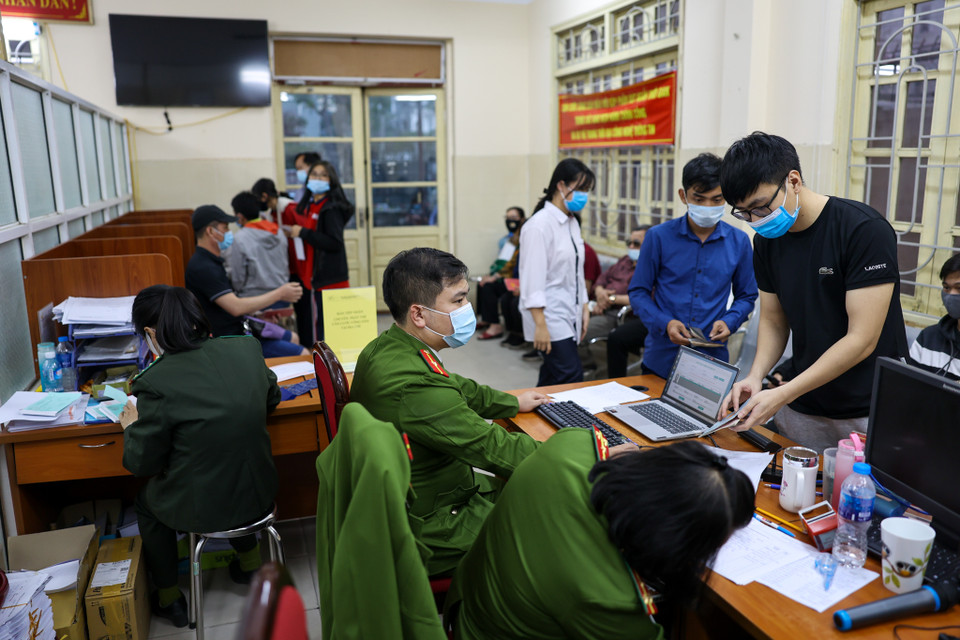 Quận Nam Từ Liêm hiện có 10 phường với khoảng 240 ngàn dân tương đương với khoảng 67 ngàn hộ chính vì vậy lực lượng công an quận đã tổ chức tăng ca, tăng cường lực lượng để đảm bảo hoàn thành mục tiêu. (Ảnh: Minh Sơn/Vietnam+)