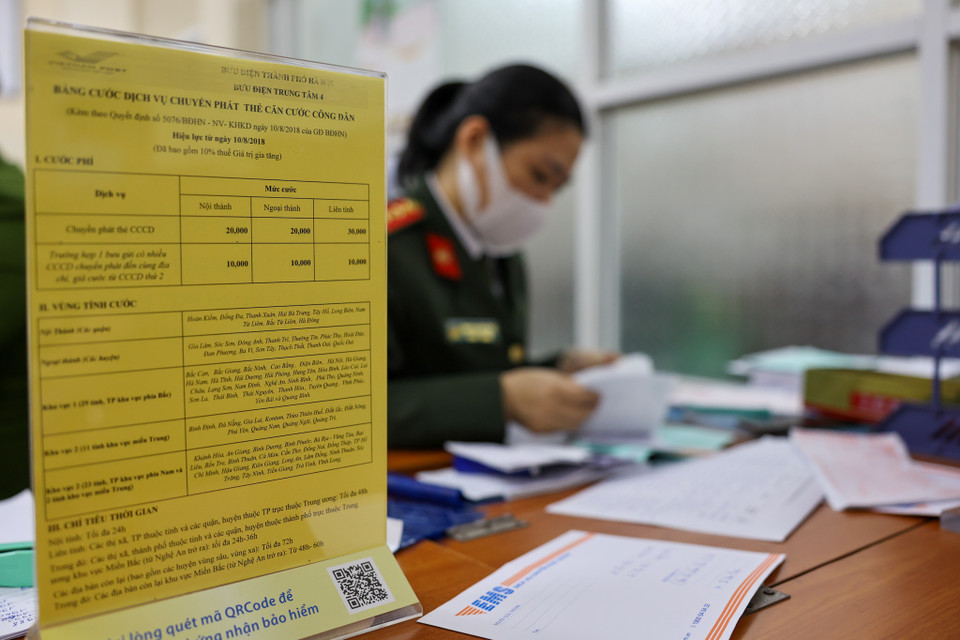 Ngoài ra, Bưu điện Việt Nam cũng kết hợp với công an các quận để thực hiện việc chuyển phát nhanh căn cước công dân mới tới tận hộ gia đình từng người. (Ảnh: Minh Sơn/Vietnam+)