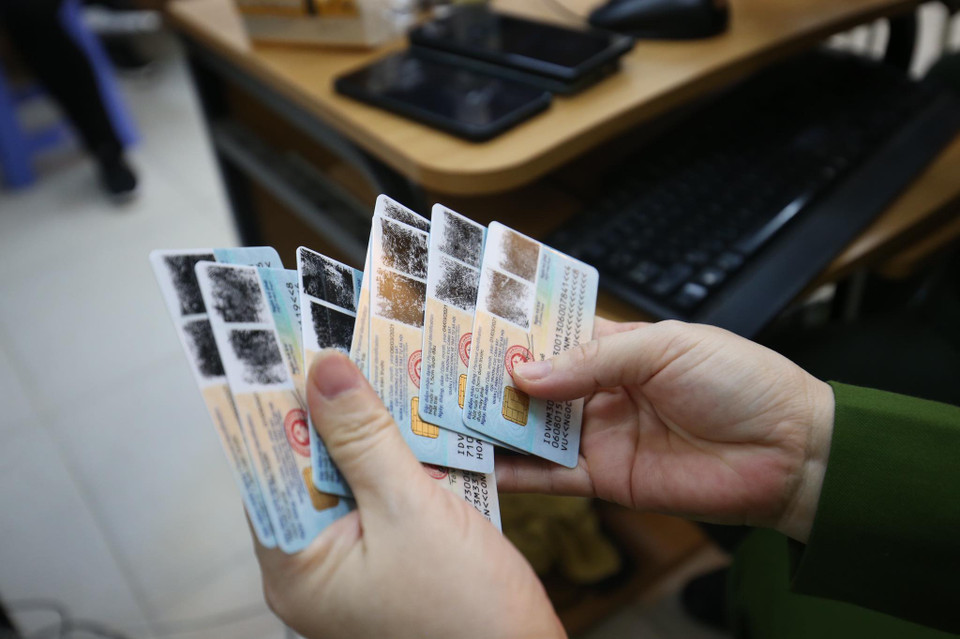 Cận cảnh mẫu căn cước công dân gắn chip mới được phát hành. (Ảnh: Minh Sơn/Vietnam+)