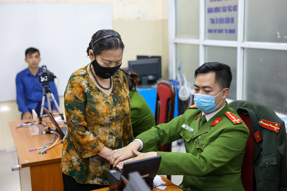 Bà Vũ Thị Thực (phường Mỹ Đình 2, Quận Nam Từ Liêm, Hà Nội) cho biết, sau khi nghe thông báo của phường về việc cấp đổi thẻ căn cước công dân mới, bà đã khuyến khích các thành viên trong gia đình đi làm thẻ. (Ảnh: Minh Sơn/Vietnam+)