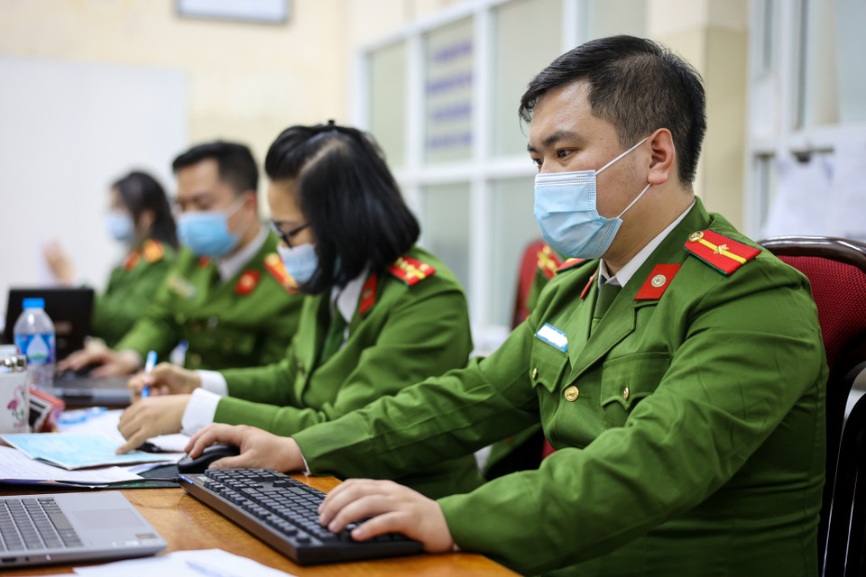 Trung tá Bùi Thị Hoàng Hà, Đội trưởng Đội Quản lý hành chính về trật tự xã hội, Công an quận Nam Từ Liêm cho biết, để tránh việc quá tải đăng ký cấp căn cước mới, công an quận đã xây dựng kế hoạch từ phường cho tới các tổ dân phố, đến từng hộ gia đình để thông báo, gửi gấy hẹn, phân luồng người dân đến làm thủ tục cấp căn cước mới. (Ảnh: Minh Sơn/Vietnam+)