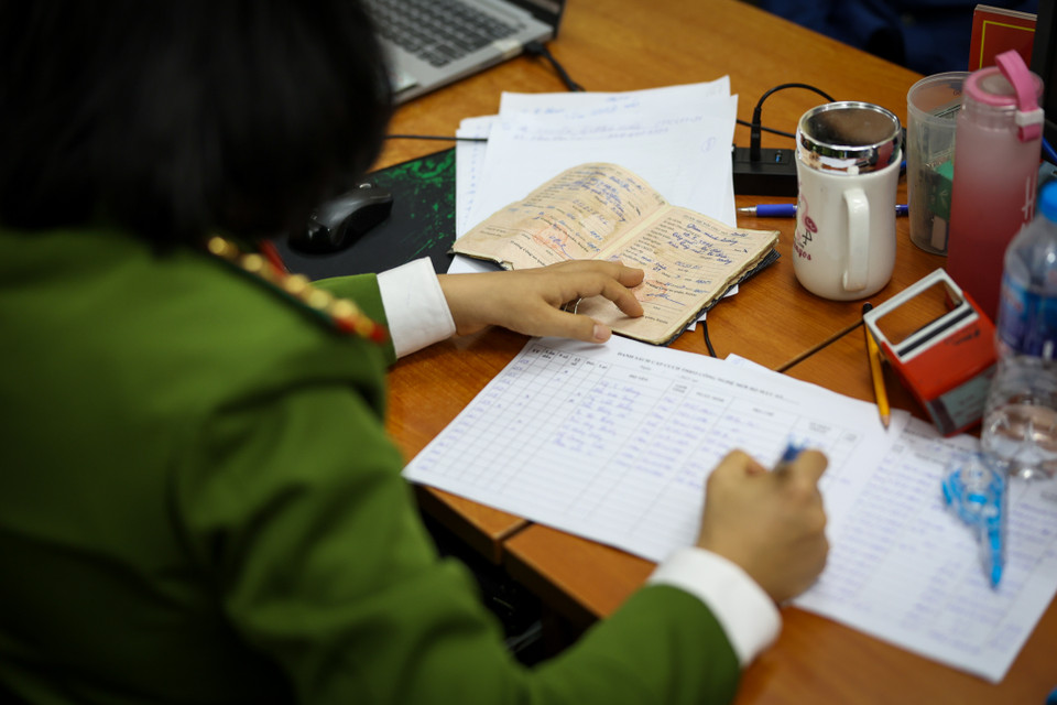 Trung tá Hà cũng cho biết, những ngày đầu cấp căn cước công dân mới, lực lượng công an quận phải làm việc đến 1 giờ sáng đến khi nào hết người dân đăng ký mới thôi. (Ảnh: Minh Sơn/Vietnam+)