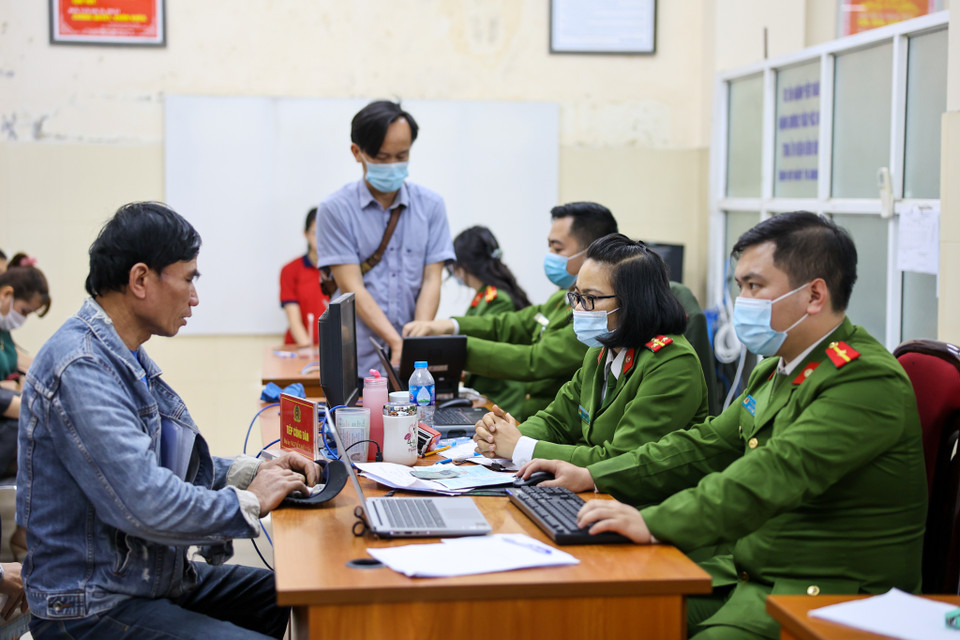 Rất đông người dân tới để đăng ký làm căn cước công dân mới, từ người lớn tuổi đến những em học sinh từ 14 tuổi. Mỗi người dân tới đều được phân chia ra các khu vực để tiếp đón, tiếp nhận hồ sơ một cách khoa học. (Ảnh: Minh Sơn/Vietnam+)