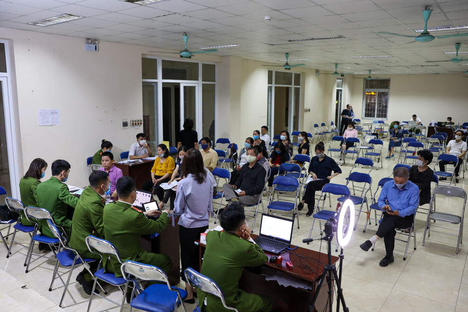 Tại điểm cấp thẻ căn cước công dân lưu động trên tổ dân phố Đình Thôn (Quận Nam Từ Liêm, Hà Nội) rất đông người dân xếp hàng thể làm thủ tục. (Ảnh: Minh Sơn/Vietnam+)