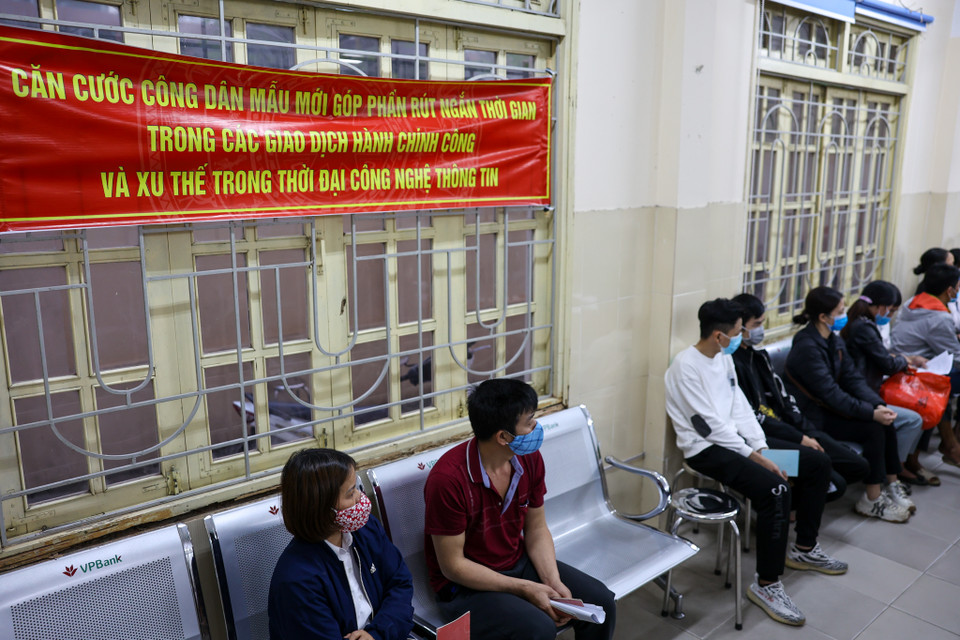 Ghi nhận tại điểm cấp căn cước công dân mới công an Quận Nam Từ Liêm (Hà Nội) lúc 18 giờ tối, rất đông người dân vẫn đang xếp hàng chờ đến lượt làm thủ tục. (Ảnh: Minh Sơn/Vietnam+)