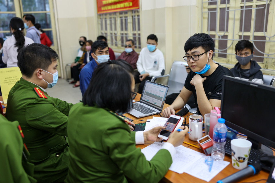 Cùng với đó, quận cũng bố trí thêm các điểm cấp căn cước công dân lưu động lần lượt tại các phường. Người dân được gửi giấy mời theo giờ hẹn và theo từng tổ dân phố để tránh tình trạng cùng lúc đổ dồn về một địa điểm gây khó khăn cho lực lượng chức năng. (Ảnh: Minh Sơn/Vietnam+)