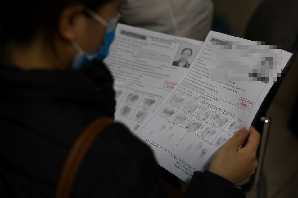 Thủ tục cấp căn cước công dân bao gồm hộ khẩu và chứng minh nhân dân đang sử dụng. Ảnh căn cước sẽ do Công an quận chụp. Mỗi hồ sơ từ lúc xác minh lý lịch đến lăn tay, chụp ảnh mất khoảng 15 phút. (Ảnh: Minh Sơn/Vietnam+)