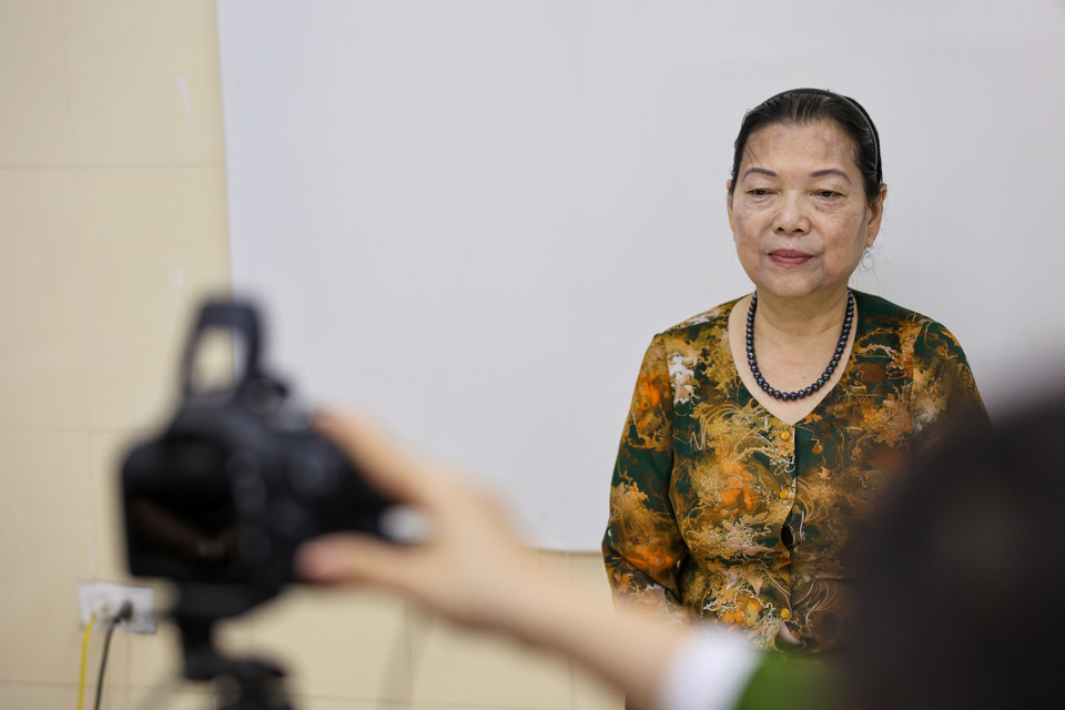 'Các cán bộ chiến sỹ công an hướng dẫn tôi rất nhiệt tình nên hồ sơ được thực hiện nhanh chóng," bà Thực chia sẻ. (Ảnh: Minh Sơn/Vietnam+)